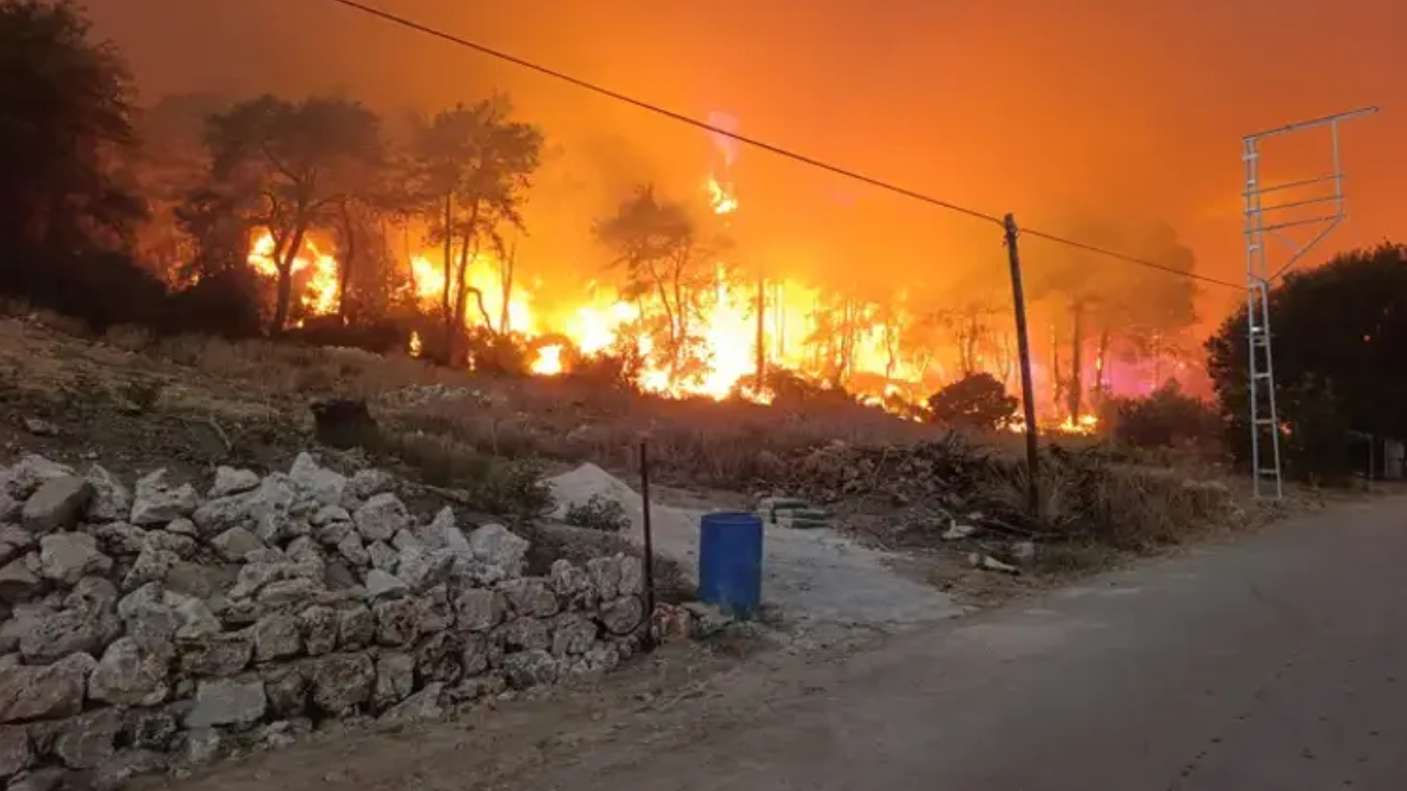 Akdeniz yanıyor! Antalya, Mersin ve Adana'da zamanla yarışılıyor!