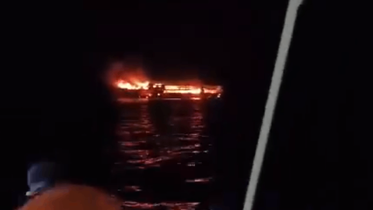Filipinler'de açık denizde alev alev can pazarı! 5 ölü 87 kayıp!