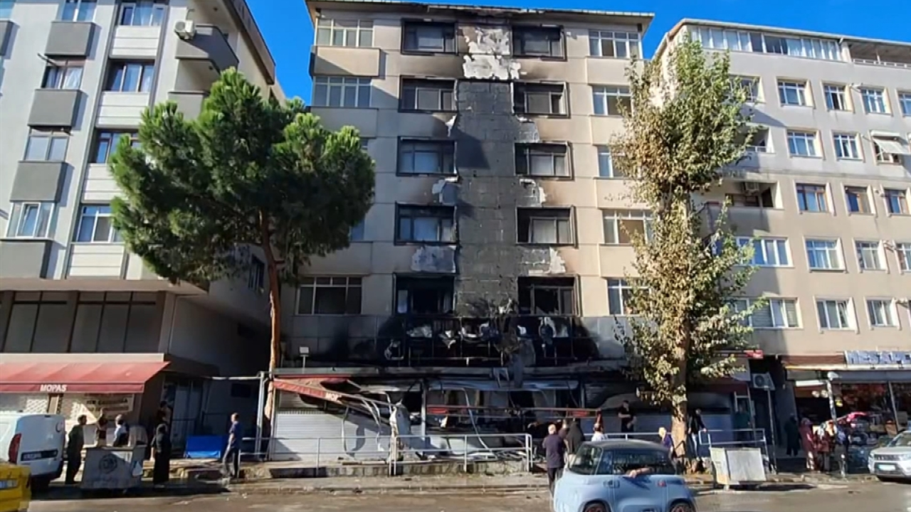 Kartal’da market alev alev yandı: O anlar kamerada