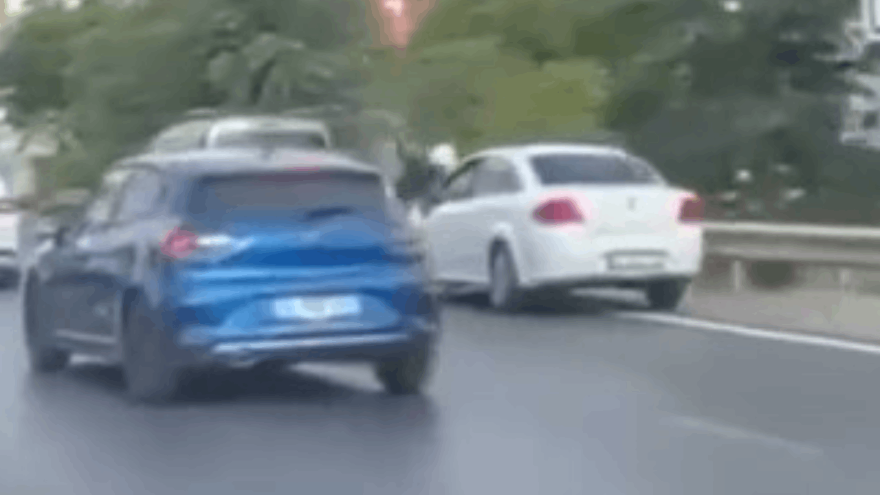 Pendik D-100'de korkunç kaza: Otomobilin çarptığı motosikletli yola savruldu!