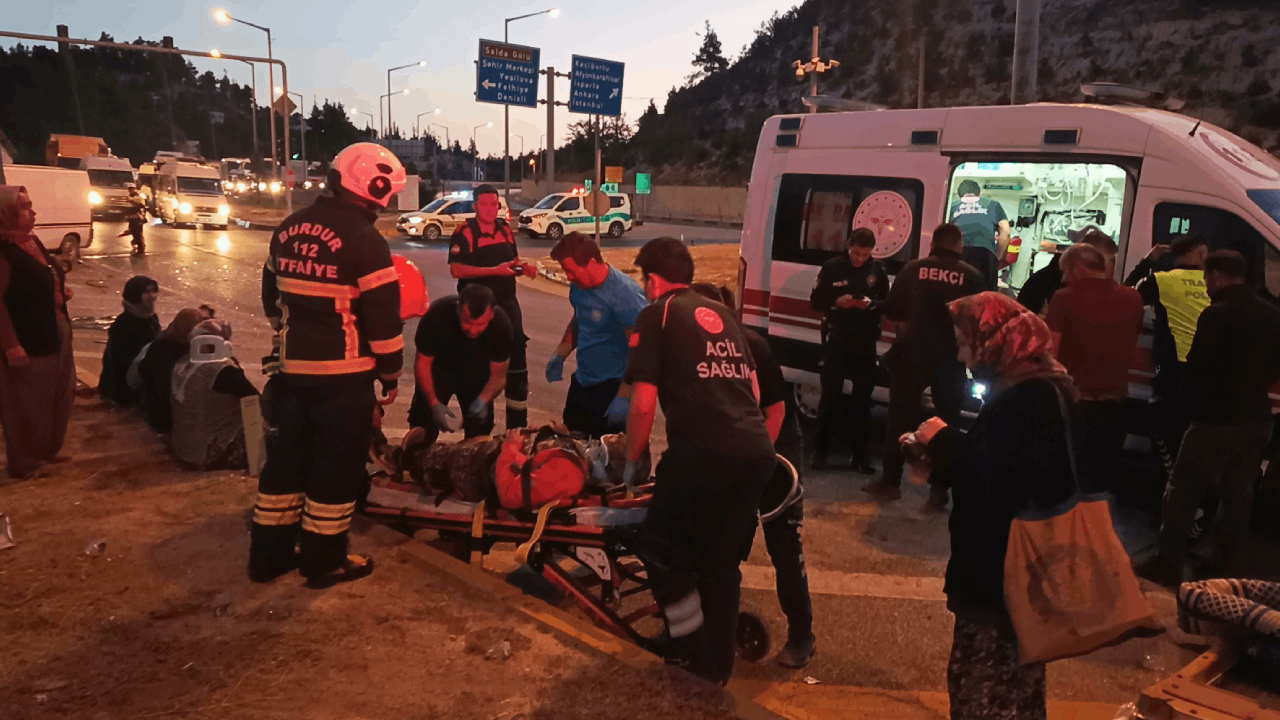 Burdur'da sabah saatlerinde feci kaza: Tarım işçilerini taşıyan minibüs çarpıştı, 10 kadın yaralandı!