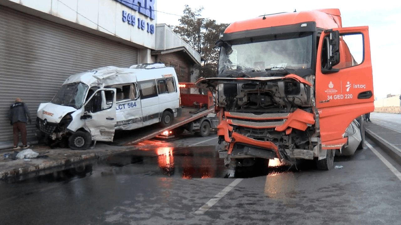 Ümraniye'de servis minibüsü ile İBB kamyonu çarpıştı: 2 kişi yaralandı