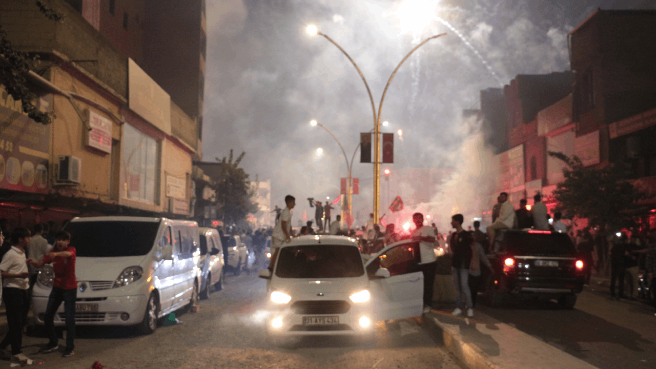 Şırnak'ta atılan havai fişekler yangın çıkardı; İtfaiye eri yaralandı