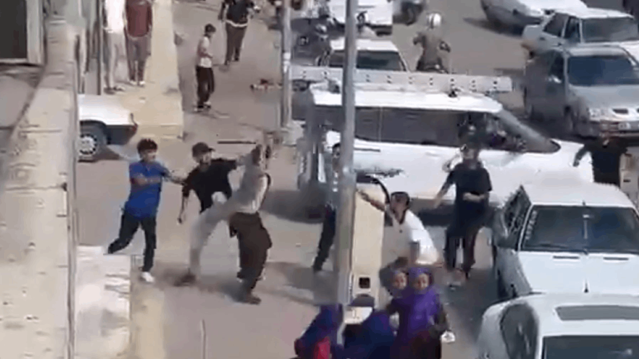 Şanlıurfa'da meydan savaşı gibi alacak-verecek kavgası: Taşlar ve sopalar havada uçuştu, 1'i ağır 9 yaralı!