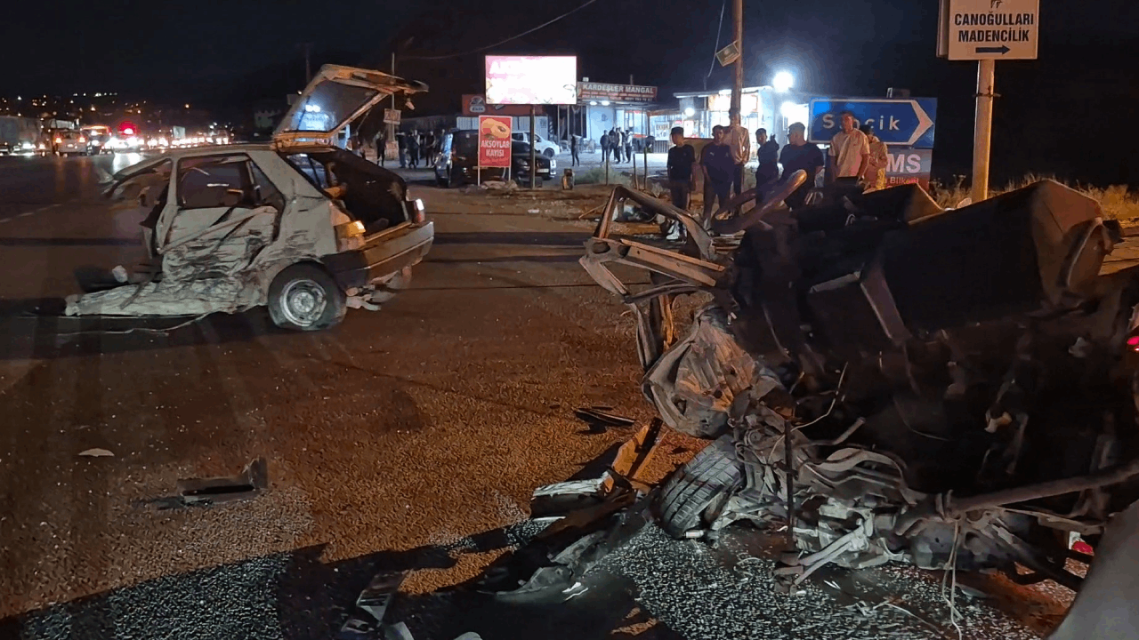 Malatya’da 3 aracın karıştığı feci kaza: Otomobil ikiye bölündü, 1’i ağır 4 yaralı!