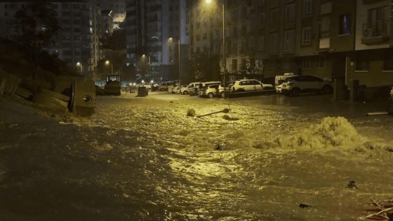 Ankara’da gece saatlerinde sağanak kabusu: Rögar taştı, evlerin bodrum katlarını su bastı!