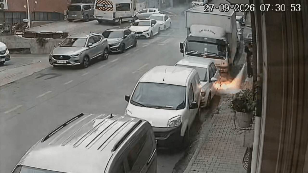Yer altı kablosu patladı, park halındaki otomobil alevler içinde kaldı