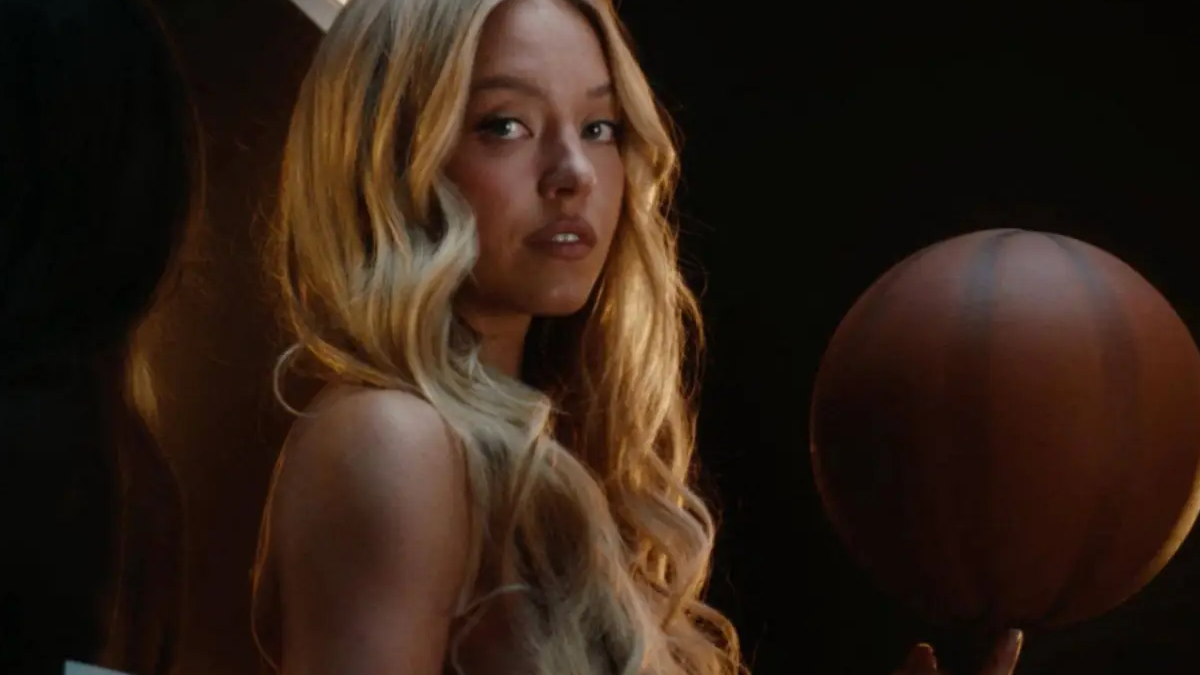 Sydney Sweeney’nin çıplak yer aldığı spor reklamı kadın sporcuların tepkisini çekti