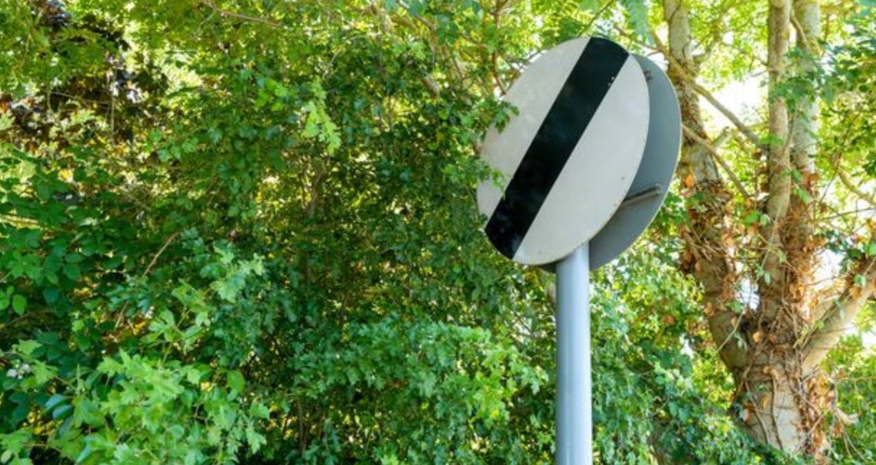 Bu trafik levhasını görenin kafası karışıyor: Yıllardır ehliyeti olan bile yanlış biliyor
