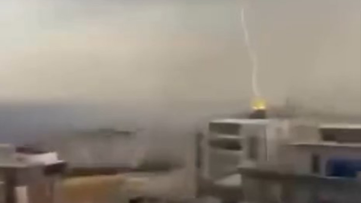8 katlı binaya yıldırım isabet etti