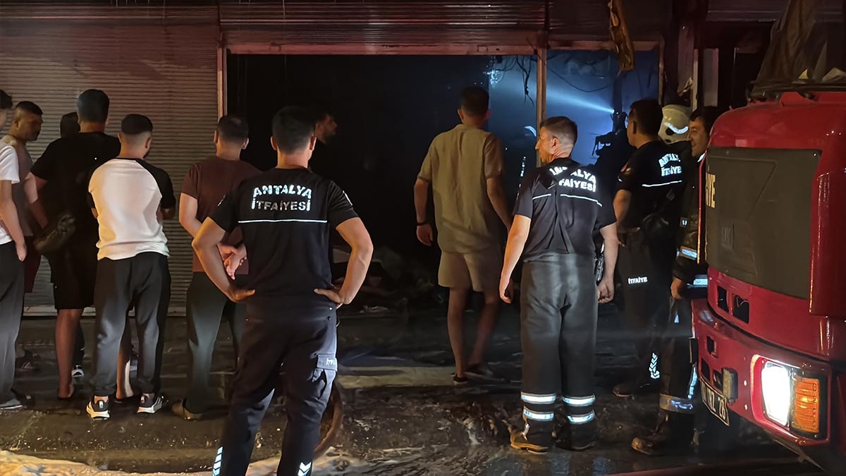 Yangında iki iş yeri kullanılmaz hale geldi